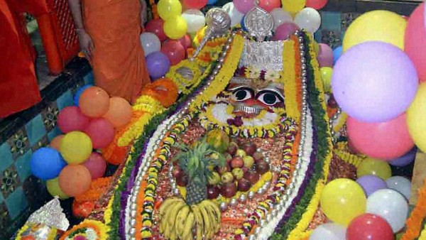 রামের দরবারে দাঁড়িয়ে হনুমানজি রামের দরবারে দাঁড়িয়ে হনুমানজি