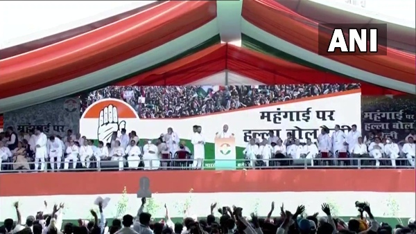 কংগ্রেসের প্রতিবাদ চলছে