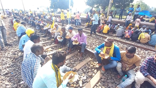 কয়েক কিমি জুড়ে লম্বা লাইন 