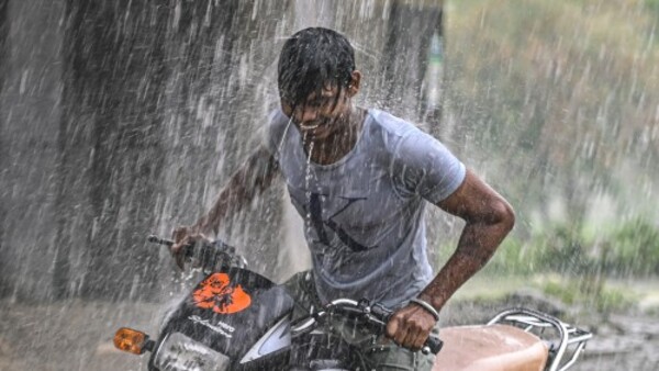 নিম্নচাপ অনেক দূরে, কোথাও কোথাও বিক্ষিপ্তভাবে ভারী বৃষ্টি নিম্নচাপ অনেক দূরে, কোথাও কোথাও বিক্ষিপ্তভাবে ভারী বৃষ্টি