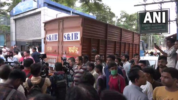 বাবা পরিবহণ ব্যবসায় খাটত টাকা 