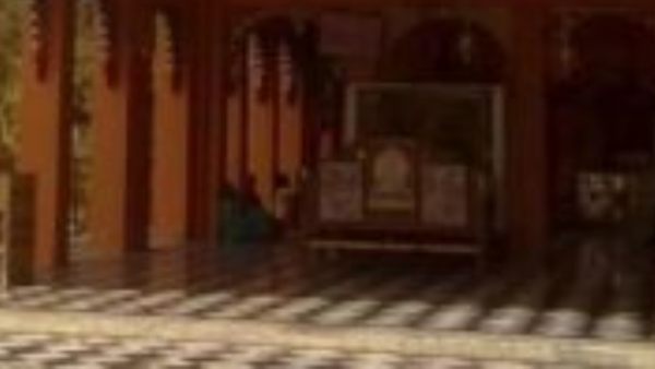 স্বামীর বিরহে মন্দিরে প্রার্থনা ইংরেজ স্ত্রীর স্বামীর বিরহে মন্দিরে প্রার্থনা ইংরেজ স্ত্রীর