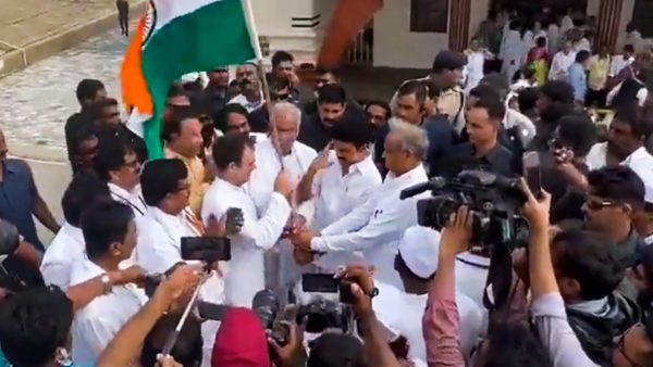 ভারতীয় তেরঙ্গা আক্রমণের মুখে