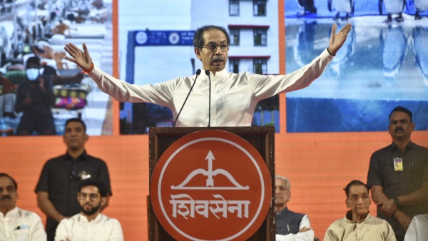 শিন্ডে দিল্লিতে ‘মুজরা’ করছেন 