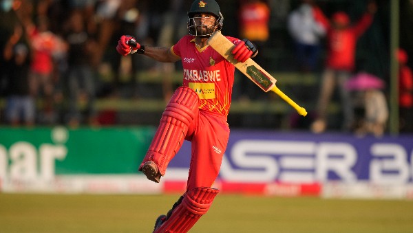 ইতিহাস তৈরি করলেন জিম্বাবোয়ের সিকান্দার রাজা, আইসিসির পক্ষ থেকে পেলেন এই সম্মান ইতিহাস তৈরি করলেন জিম্বাবোয়ের সিকান্দার রাজা, আইসিসির পক্ষ থেকে পেলেন এই সম্মান