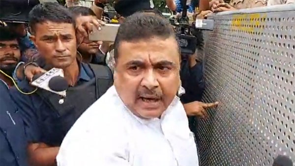 কেন সমস্ত লেডি পুলিশ আমার গায়েও হাত দিচ্ছে