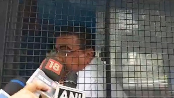 বিজেপির নবান্ন অভিযানের শুরুতেই শুভেন্দুকে আটক বিজেপির নবান্ন অভিযানের শুরুতেই শুভেন্দুকে আটক