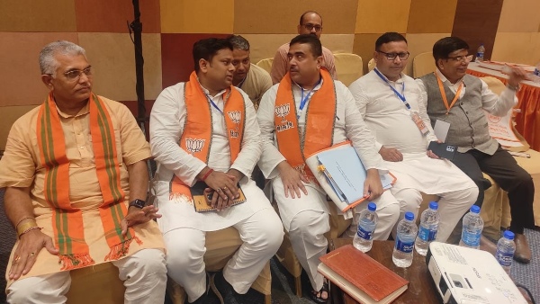 শুধু ফোটোসেশনে পাশাপাশি, আন্দোলনে ফারাক বিস্তর