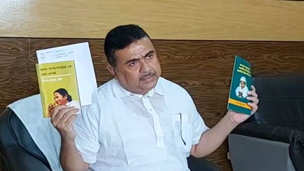 অনশনে মাংসের স্যান্ডউইচ আর চকোলেট (৯১ নম্বর পাতায়) অনশনে মাংসের স্যান্ডউইচ আর চকোলেট (৯১ নম্বর পাতায়)