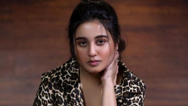 শরীর সম্পর্কে সচেতন স্বস্তিকা শরীর সম্পর্কে সচেতন স্বস্তিকা