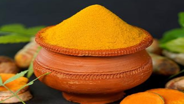 স্নানের জলে হলুদ মেশান