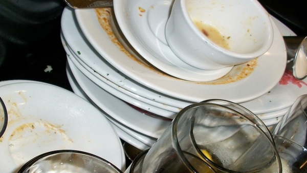 এঁটো বাসন রান্নাঘরে নয় এঁটো বাসন রান্নাঘরে নয়