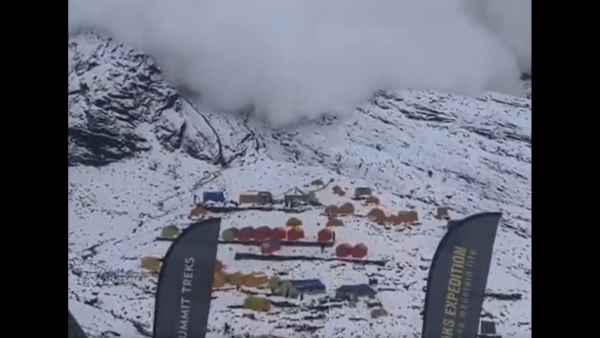 মাউন্ট মানাসলুর ক্যাম্প ফোরের ঠিক নীচে তুষারধস মাউন্ট মানাসলুর ক্যাম্প ফোরের ঠিক নীচে তুষারধস