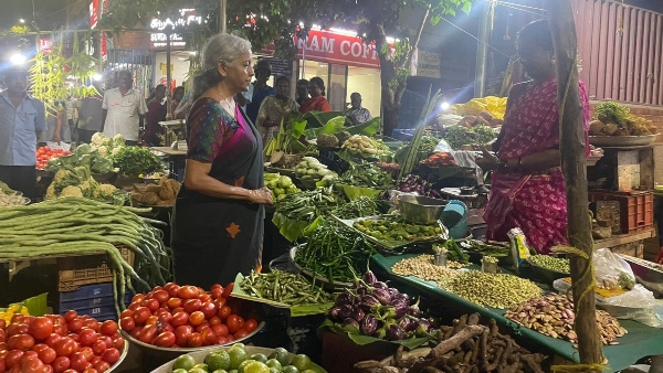 সবজি বাজারে কেন্দ্রীয় অর্থমন্ত্রী 