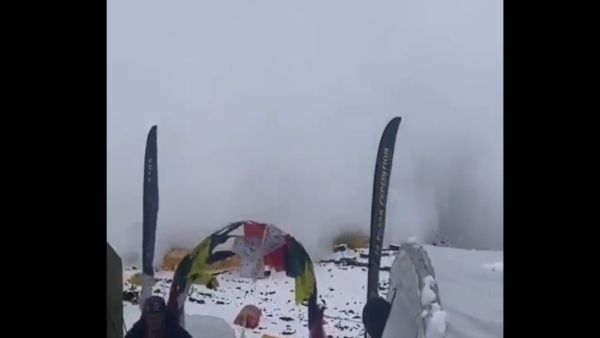 তুষারধসের কবলে বেশ কয়েকজন পর্বতারোহী তুষারধসের কবলে বেশ কয়েকজন পর্বতারোহী