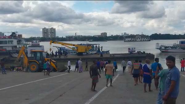 একাধিক ঘাটে চলছে বিসর্জন 