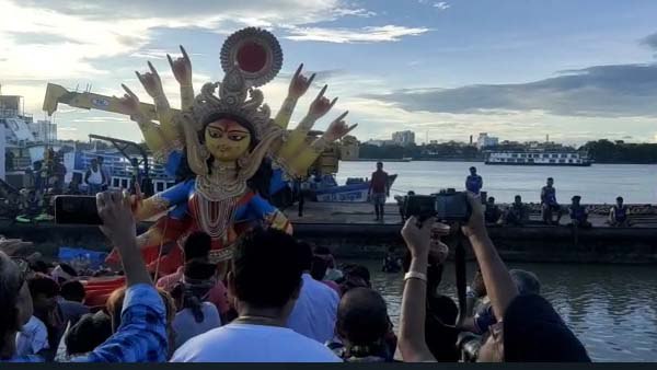 টাকিতে বহু মানুষ জড়ো হয়েছে।