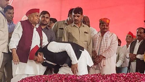 প্রধানমন্ত্রীর দৌড়ে এগিয়ে মুলায়ম সিং