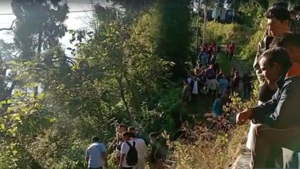 রাস্তা থেকে ১৮০ ফুট গভীর খাদে পড়ল যাত্রীবাহী গাড়ি! রাস্তা থেকে ১৮০ ফুট গভীর খাদে পড়ল যাত্রীবাহী গাড়ি!