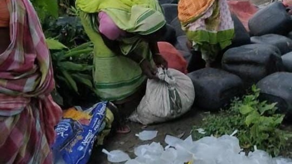 গ্রামে মাথাচাড়া দিচ্ছে চোলাইয়ের ব্যবসা, ঠেক ভাঙলেন মহিলারা গ্রামে মাথাচাড়া দিচ্ছে চোলাইয়ের ব্যবসা, ঠেক ভাঙলেন মহিলারা