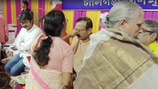 বৃদ্ধাশ্রমে ভাইফোঁটা নিলেন অরূপ বিশ্বাস 