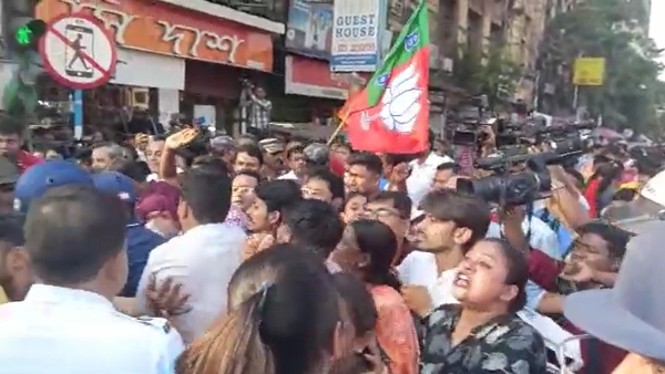 রাস্তায় বসে বিক্ষোভ গেরুয়া ব্রিগেডের যুব মোর্চা কর্মীদের