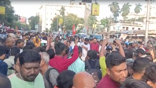 ‘হয় চাকরি দিন, নয় পদত্যাগ করুন’