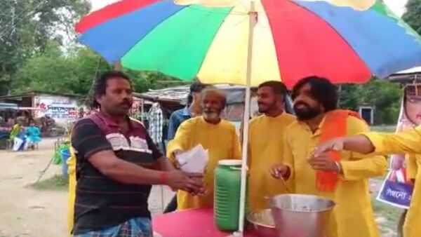 বিধানসভার বাইরে প্রতীকী প্রতিবাদ করেছিলেন বিজেপির বিধায়করা