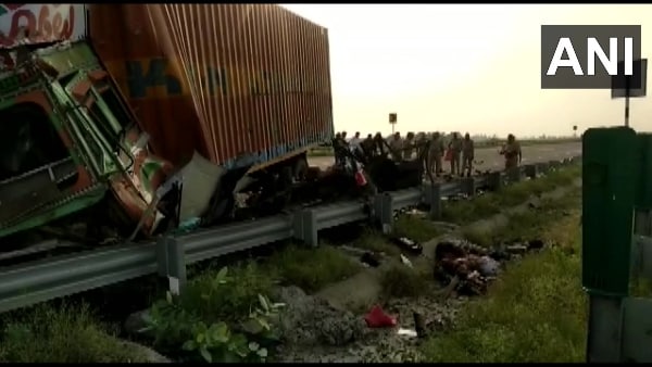 গাড়িতে ছিলেন এক চিকিৎসক, এক ইঞ্জিনিয়ার