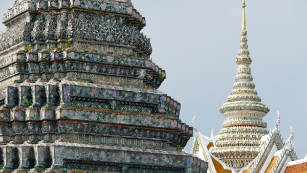 জাপানে পাহাড়ের ধারে কাঠের তৈরি এই বৌদ্ধ মন্দির 