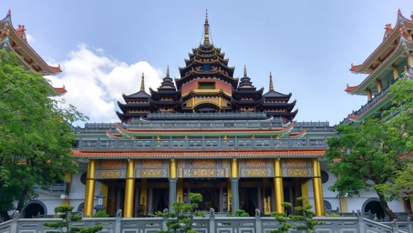 বৌদ্ধ মন্দিরটির পৌরাণিক কাহিনি বর্ণনায় প্রধান সন্ন্যাসী 