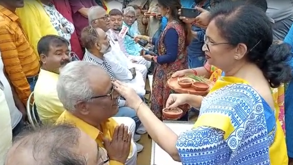 সৌগত রায়কে ভাইফোঁটা চন্দ্রিমা ভট্টাচর্যের