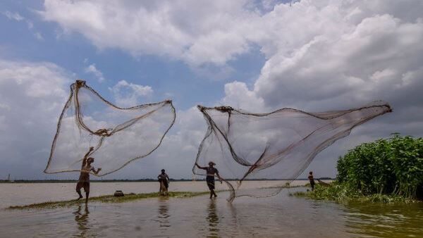 উপকূল এলাকায় ঝোড়ো হাওয়ার সতর্কবার্তা