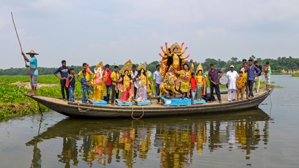 গ্রাম ঘুরিয়ে নদীতে বিসর্জন গ্রাম ঘুরিয়ে নদীতে বিসর্জন