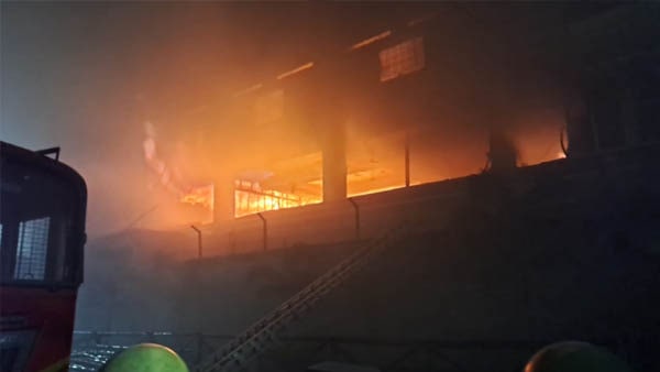  প্রচুর পরিমানে দাহ্য পদার্থ মজুত করা ছিল 