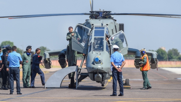 হেলিকপ্টারটিতে পাইলট ও কো-পাইলট ছিলেন 