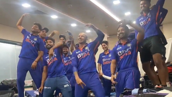 মাঠের বাইরে ভারতীয় দলকে নাচের ক্লাস দিচ্ছেন শিখর ধাওয়ান, ভিডিও না দেখলে চরম মিস মাঠের বাইরে ভারতীয় দলকে নাচের ক্লাস দিচ্ছেন শিখর ধাওয়ান, ভিডিও না দেখলে চরম মিস
