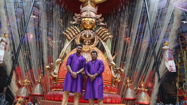 দুর্গোৎসবকে কেন্দ্র করে মেতে উঠেছে কলকাতা নাইট রাইডার্স: দুর্গোৎসবকে কেন্দ্র করে মেতে উঠেছে কলকাতা নাইট রাইডার্স: