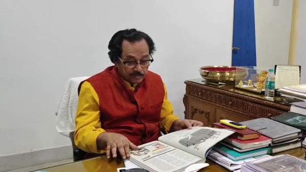 গোটা শিক্ষ দফতরই জেলে গোটা শিক্ষ দফতরই জেলে