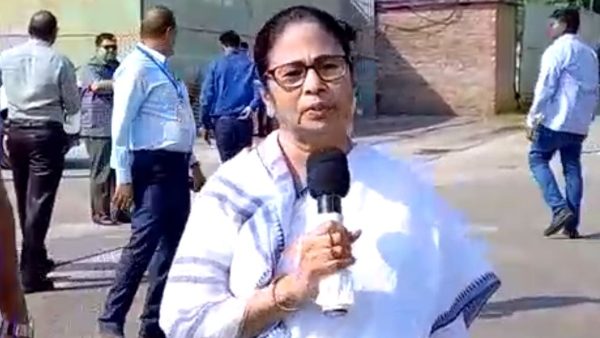 সৌরভকে রাজনীতি থেকে বাঁচাতে হবে সৌরভকে রাজনীতি থেকে বাঁচাতে হবে