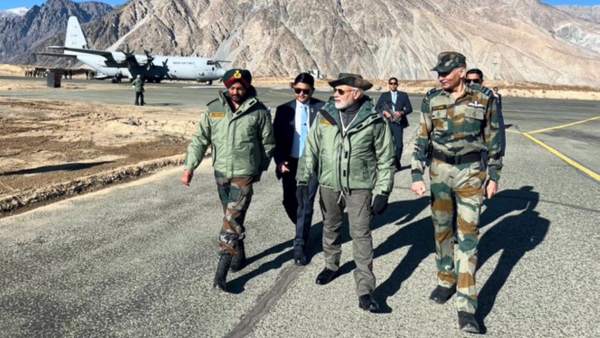 বিভিন্ন বছরে সীমান্তে মোদীর দিওয়ালি উদযাপন