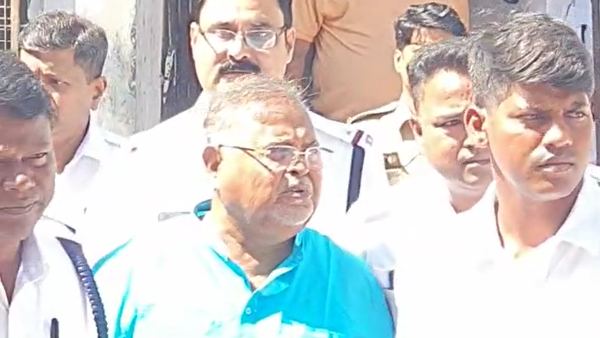 তৃণমূলকে অস্বস্তিতে ফেলতেই কি!