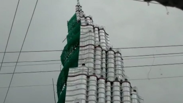 একাধিক পুজো মণ্ডপ ভেঙে পড়েছে একাধিক পুজো মণ্ডপ ভেঙে পড়েছে