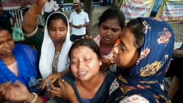 খোলা আকাশের নিচে ধরনা চলছে খোলা আকাশের নিচে ধরনা চলছে