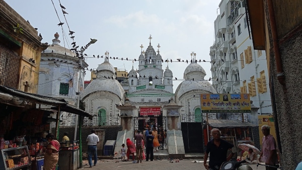 কে তৈরি করেন বিগ্রহ? 