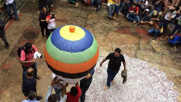 কার হাতে তৈরি হয় ফানুস? কার হাতে তৈরি হয় ফানুস?