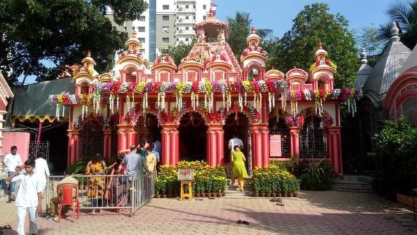 মুগ্ধ হয়েছিলেন স্বয়ং রানী রাসমণিও। মুগ্ধ হয়েছিলেন স্বয়ং রানী রাসমণিও।