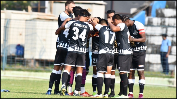 ম্যাচ শেষে বাঁধ ভাঙা উচ্ছ্বাসে ভেঙে পড়েন সমর্থকেরা: