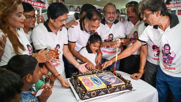 অভিনেতার মূর্তিতে মালা পরাচ্ছেন ভক্তরা