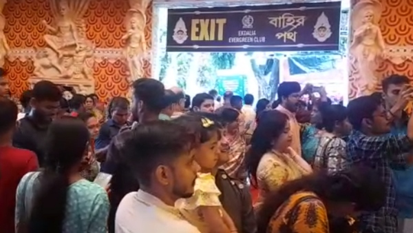 মহাষ্টমীতে জনজোয়ার মহাষ্টমীতে জনজোয়ার